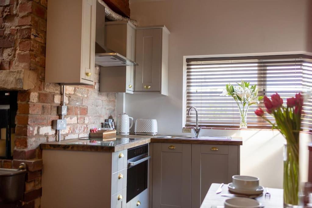 Unique Victorian Stable Conversion Halifax Esterno foto